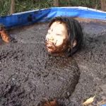 たっぷり牛糞にまみれて