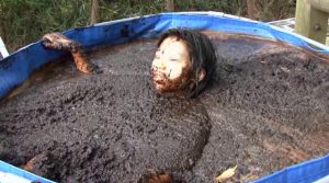 たっぷり牛糞にまみれて